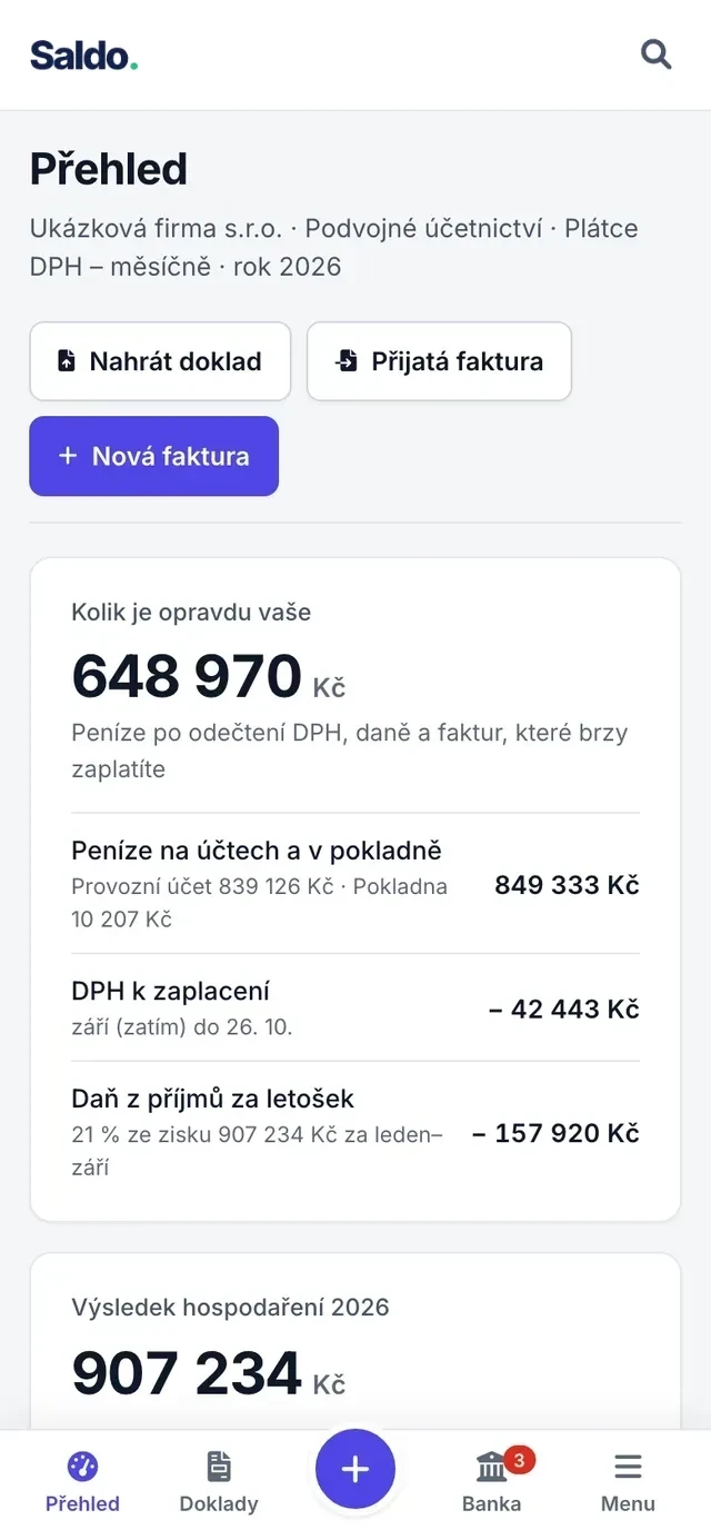 Přehled na telefonu s horní lištou Salda (logo a hledání) a spodní lištou Přehled, Doklady, plus, Banka a Menu.