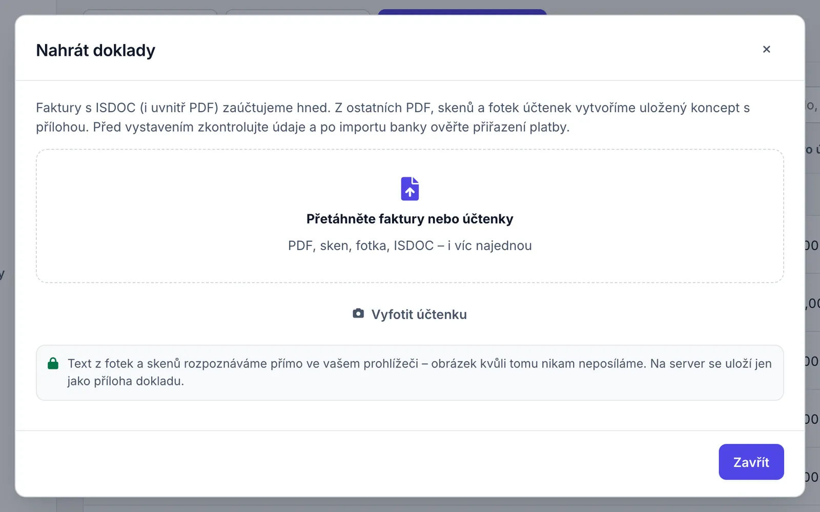 Dialog Nahrát doklady s polem Přetáhněte faktury nebo účtenky, tlačítkem Vyfotit účtenku a poznámkou o čtení textu v prohlížeči.